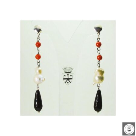 Orecchini in argento con corallo rosso, perle di fiume barocche e onice