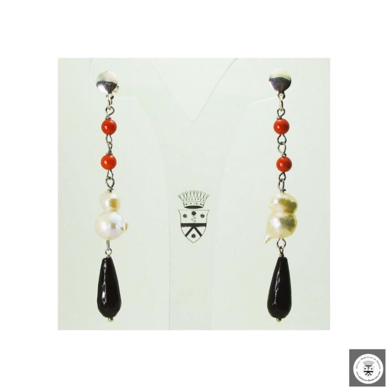 Orecchini in argento con corallo rosso, perle di fiume barocche e onice