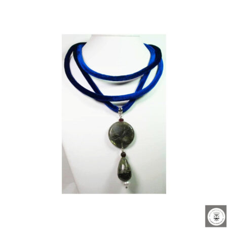 Collana in velluto blu elettrico con labradorite, serpentino, granato e perla di fiume barocca