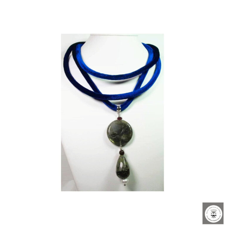 Collana in velluto blu elettrico con labradorite, serpentino, granato e perla di fiume barocca