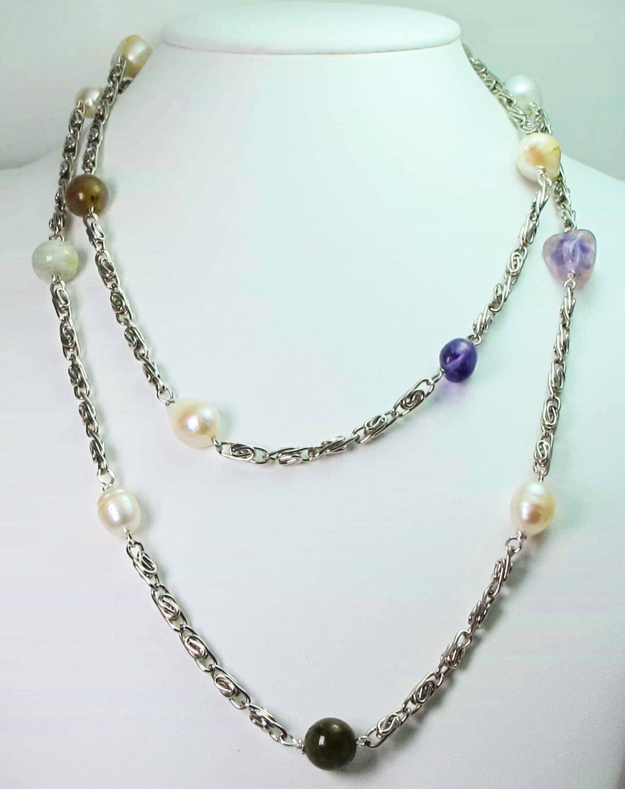 Clutch in purple satin and chain necklace with freshwater pearls, labradorite, aquamarine and amethyst