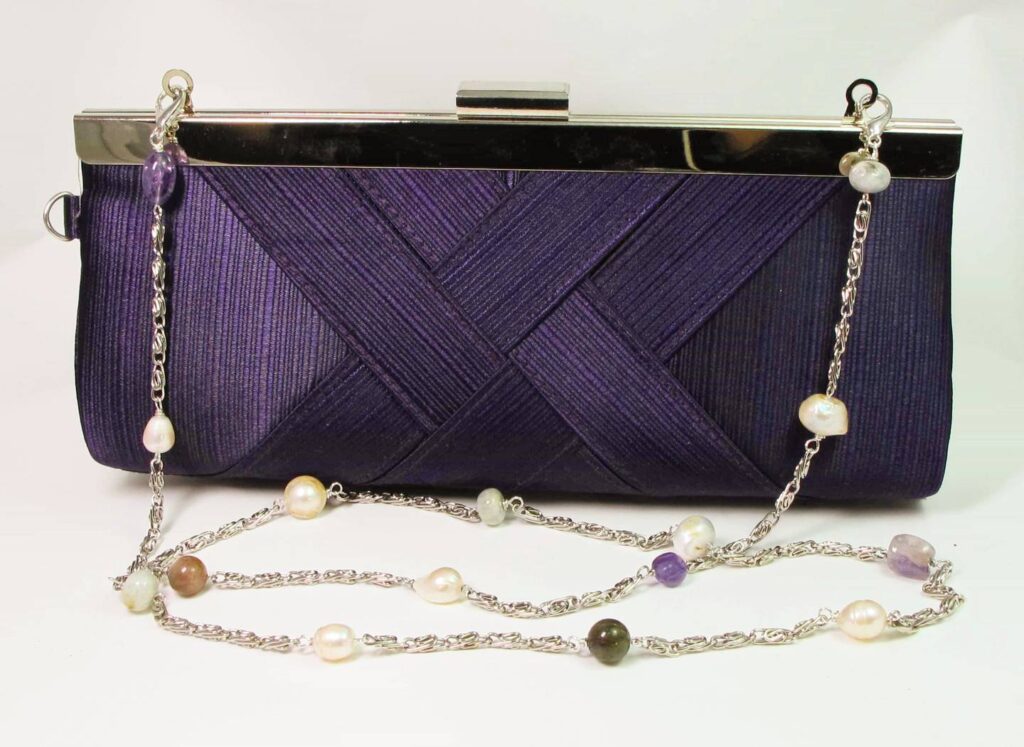 Clutch in purple satin and chain necklace with freshwater pearls, labradorite, aquamarine and amethyst