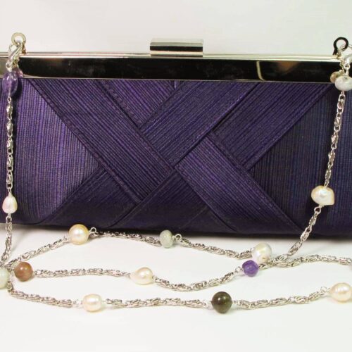 Clutch in purple satin and chain necklace with freshwater pearls, labradorite, aquamarine and amethyst