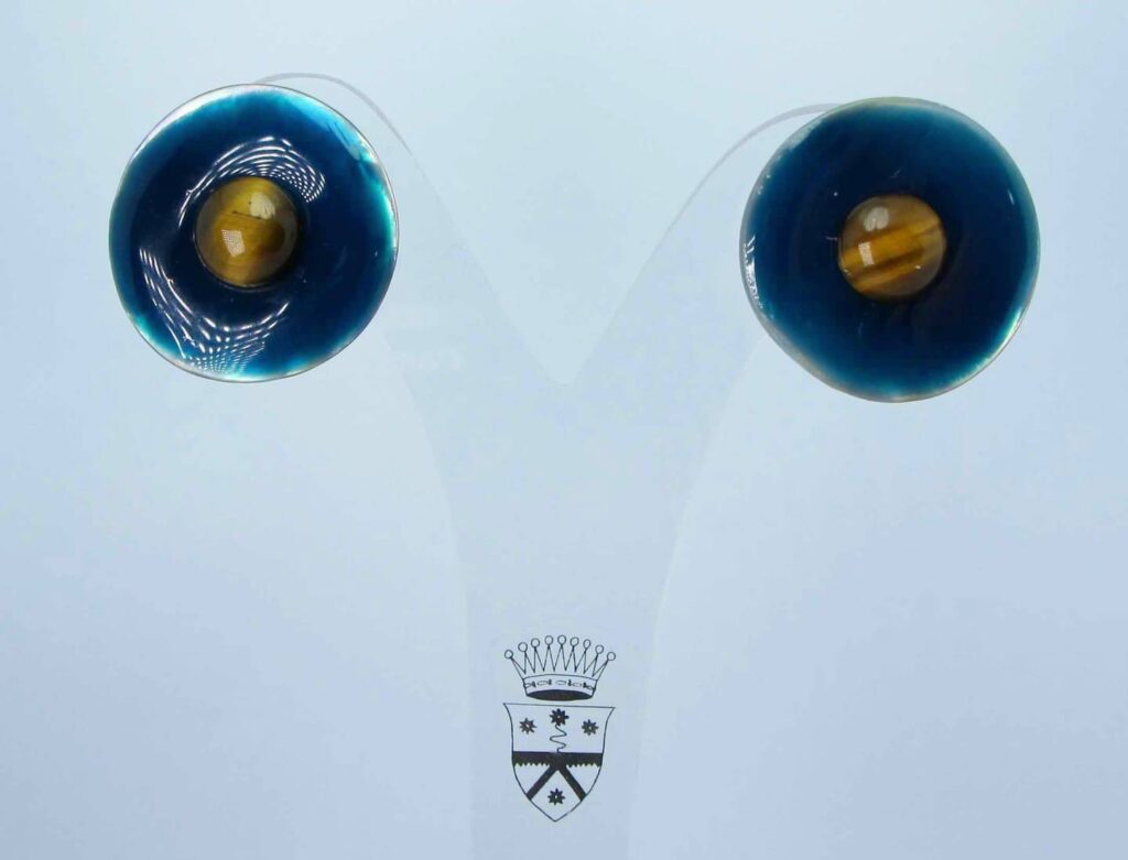 Earrings with enamelled Tahiti mother of pearl and cabochon tiger eyes