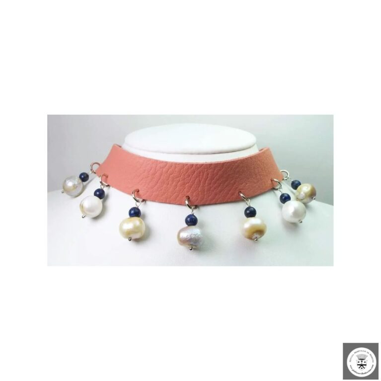 Girocollo in pelle rosa con perle barocche e lapislazzuli