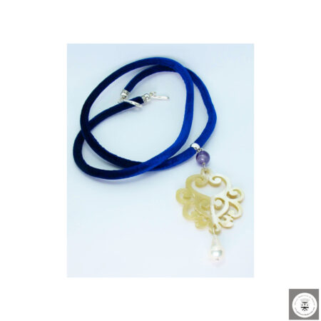 Collana in velluto blu elettrico con corno inciso, ametista e perla di fiume barocca