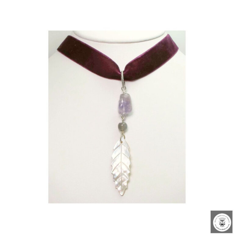 Girocollo in velluto porpora con foglia di madreperla incisa, labradorite e ametista