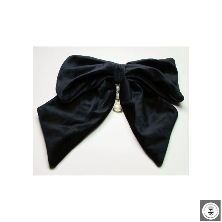 Fermaglio alla francese con grande fiocco di velluto nero e perle di fiume barocche