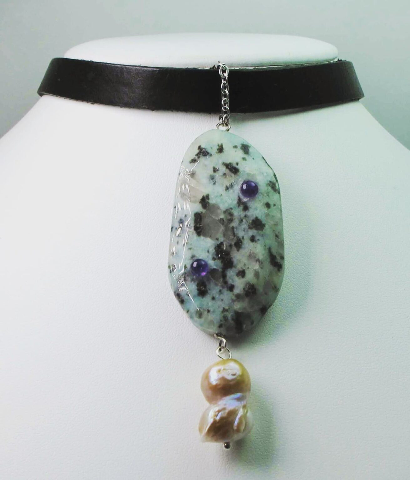 Black leather choker with baroque pearl, green jasper and cabochon amethyst