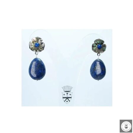 Orecchini con fiore di madreperla Tahiti nera incisa, lapislazzuli cabochon e a goccia