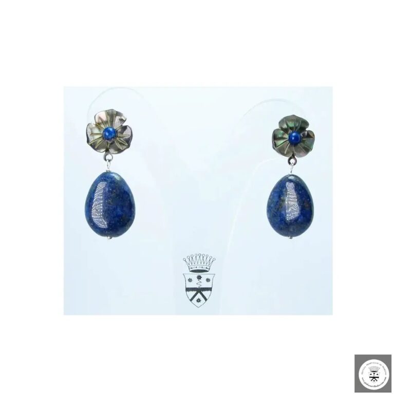 Orecchini con fiore di madreperla Tahiti nera incisa, lapislazzuli cabochon e a goccia