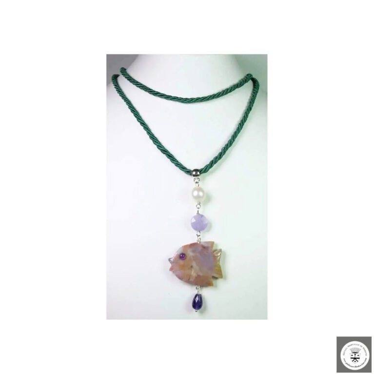 Collana in seta verde con ametiste, pesciolino in agata e perla barocca