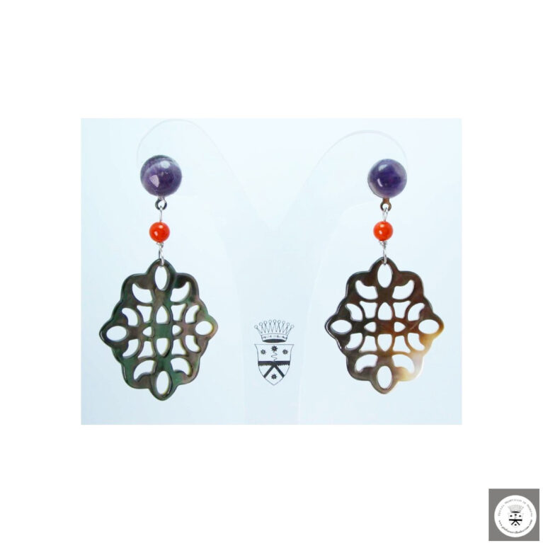 Orecchini con fiore di madreperla Tahiti nera incisa, ametiste cabochon e corallo rosso