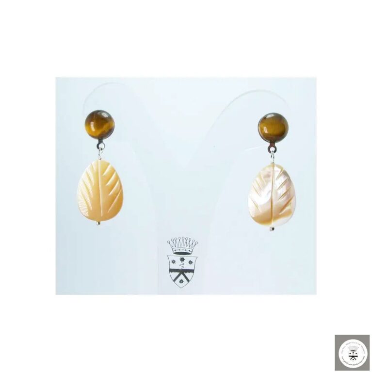 Orecchini con occhio di tigre cabochon e madreperla