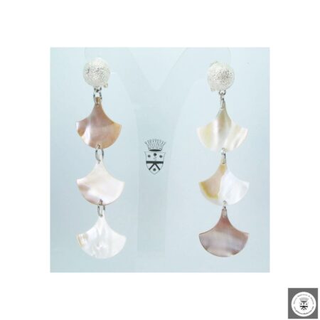 Orecchini con ventagli di madreperla