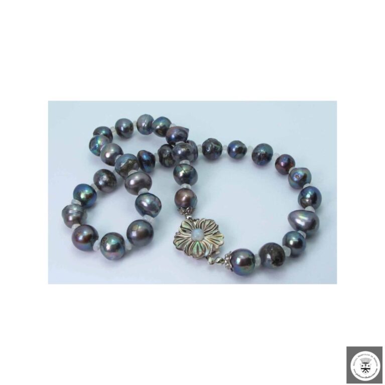 Collana con perle peacock e pietra di luna. Chiusura a fiore in madreperla Tahiti incisa e pietra di luna cabochon