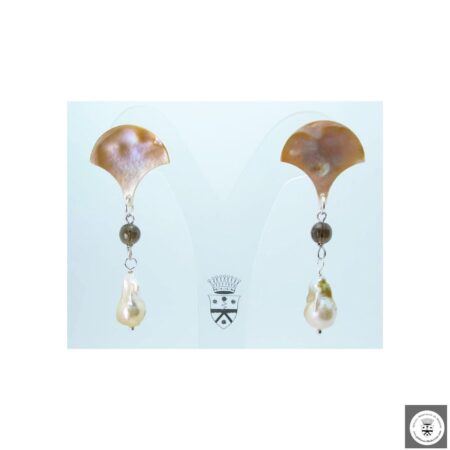 Orecchini con ventagli di madreperla, quarzo fumè e perle barocche
