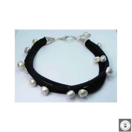 Collana multifilo in velluto nero con perle barocche bianche