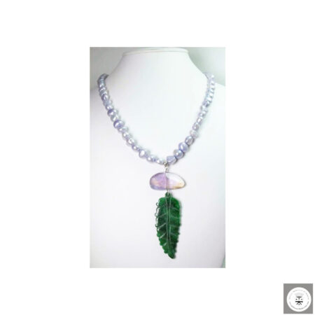 Collana lunga con perle di fiume barocche lilla, giada Burma e ametrino