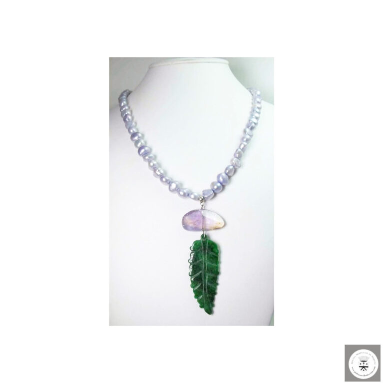 Collana lunga con perle di fiume barocche lilla, giada Burma e ametrino