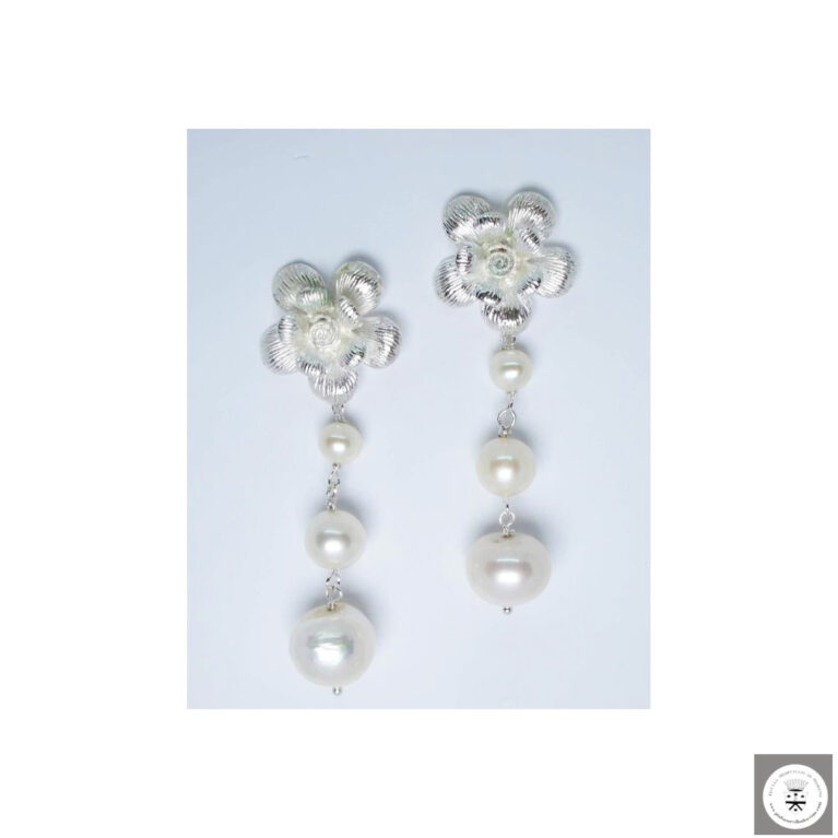 Orecchini con Camelia in ottone con perle di fiume