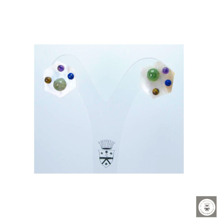 Orecchini di madreperla con coriandoli di pietre dure