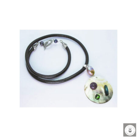 Collana in pelle marrone con perla barocca, madreperla Tahiti, ametista cabochon e cristalli Swarovski