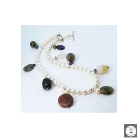 Collana con perle di fiume e charms con pietre semi-preziose