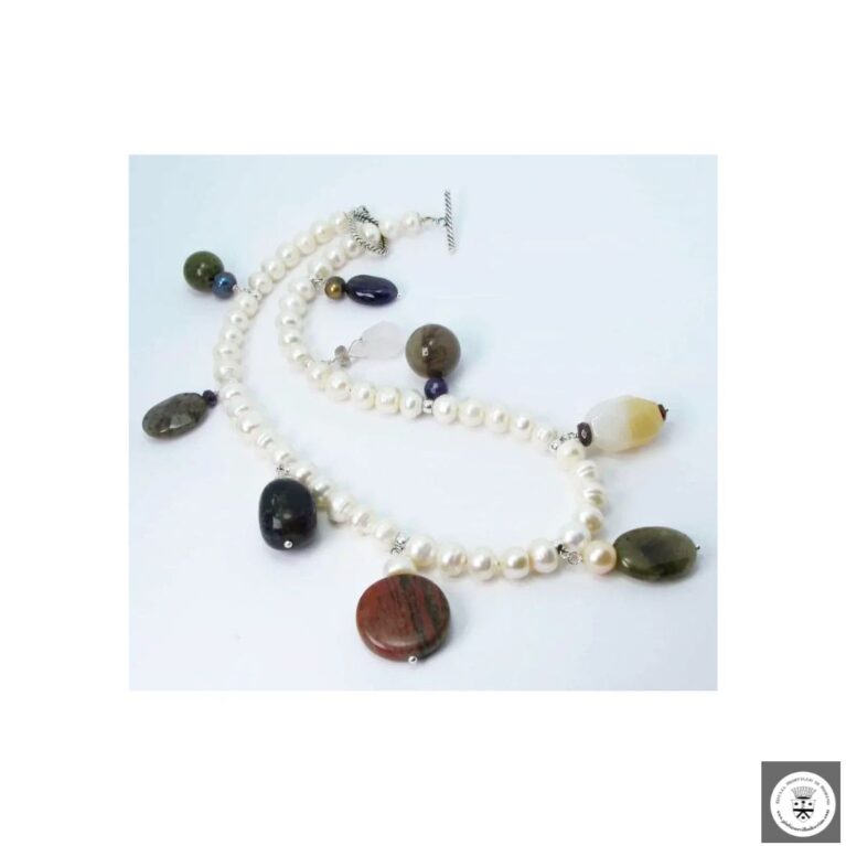 Collana con perle di fiume e charms con pietre semi-preziose