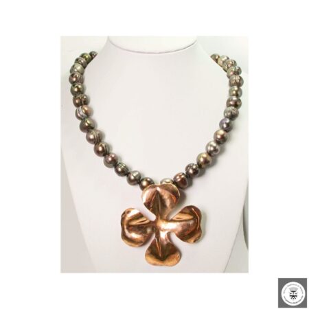 Collana con perle peacock e quadrifoglio in rame di Avventura di Latta