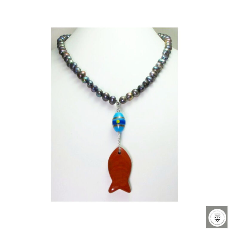 Collana con perle peacock 1st quality, pesciolino in diaspro rosso e murrina veneziana