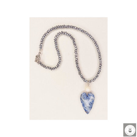 Collana con ematite, cuore in sodallite e perla di fiume