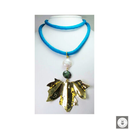 Collana in seta pura di Jaipur con perla keshi, rubyzoisite e foglia d'acero in ottone di Avventura di Latta