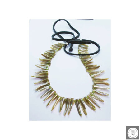 Collana con madreperla e peridoto. Laccio in vera pelle