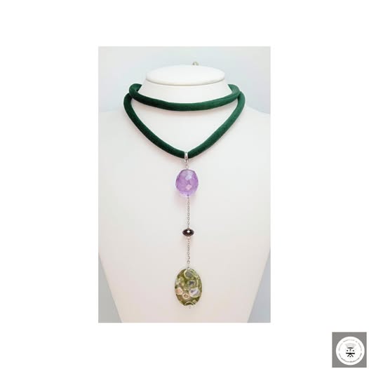 Collana lunga in velluto verde con rhyolite, quarzo fumè e ametista