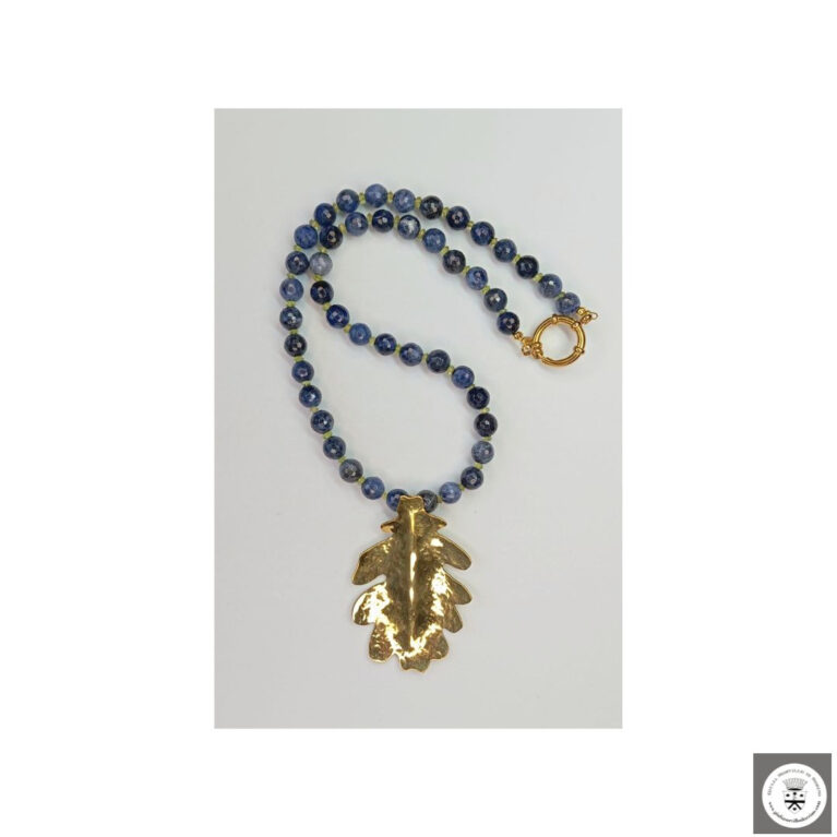 Collana con sodalite, peridoto e foglia in ottone di Avventura di Latta