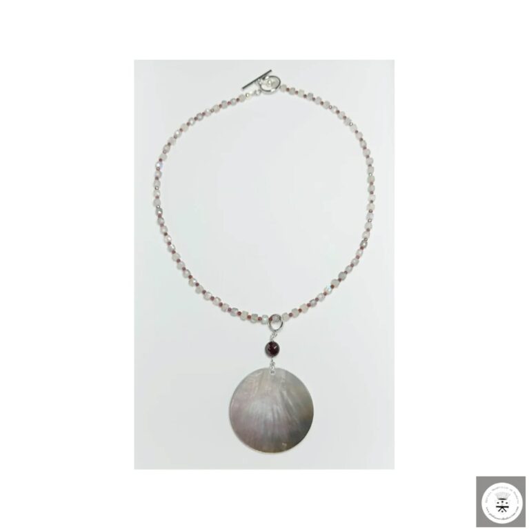 Collana con labradorite, rhodolite granato e ciondolo in madreperla nera Tahiti