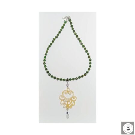 Collana con giada verde africana, peridoto. ciondolo di osso intagliato, lapislazzule e quarzo grigio