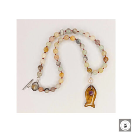 Collana con amazzonite, rhodolite granato, pesciolino in occhio di tigre con ametista cabochon e perla