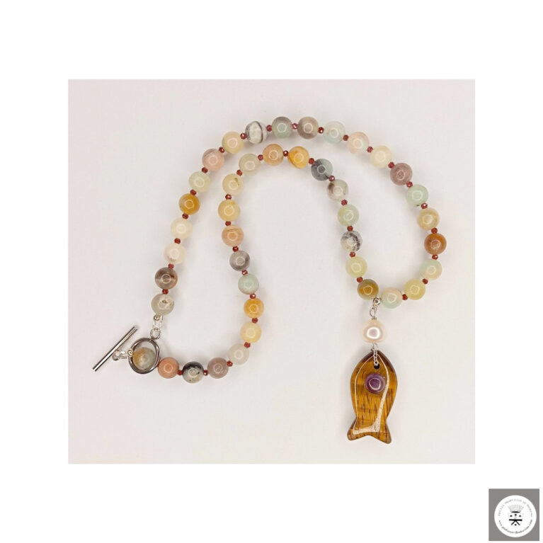 Collana con amazzonite, rhodolite granato, pesciolino in occhio di tigre con ametista cabochon e perla