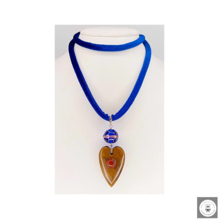 Collana in velluto con cuori in pietra dura semipreziose e pietre cabochon