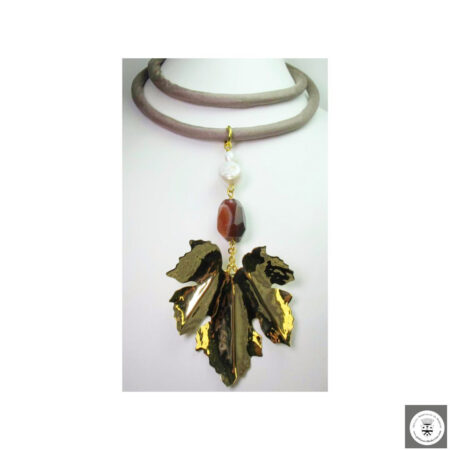 Collana in seta pura di Jaipur con perla di fiume, agata del Botswana e foglia in ottone di Avventura di Latta