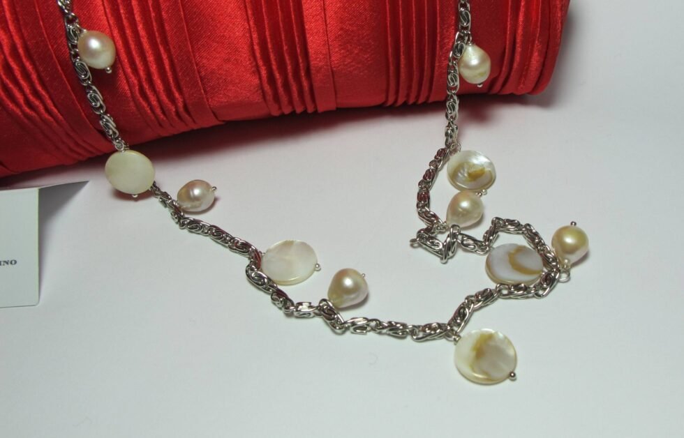 Satin clutch with mother of pearl and white pearls
