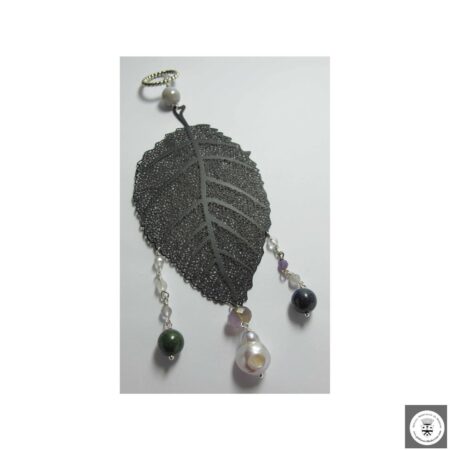 Ciondolo con foglia metallo, perle, lapislazzulo, giada africana, agata, quarzo grigio e ametista