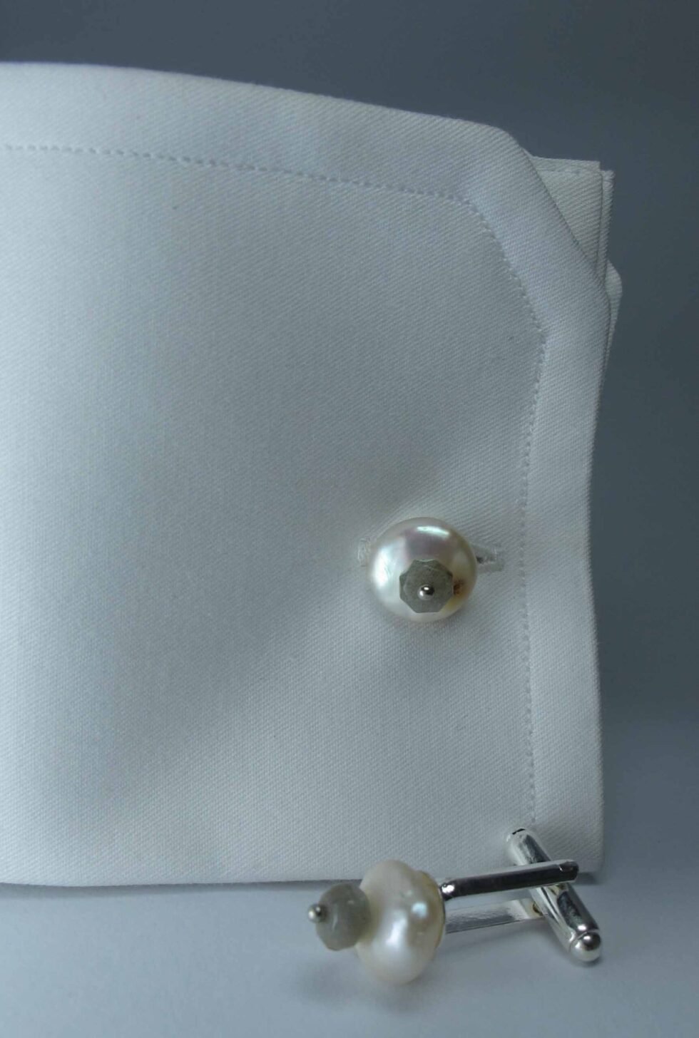Cufflinks with pearls and labradorite