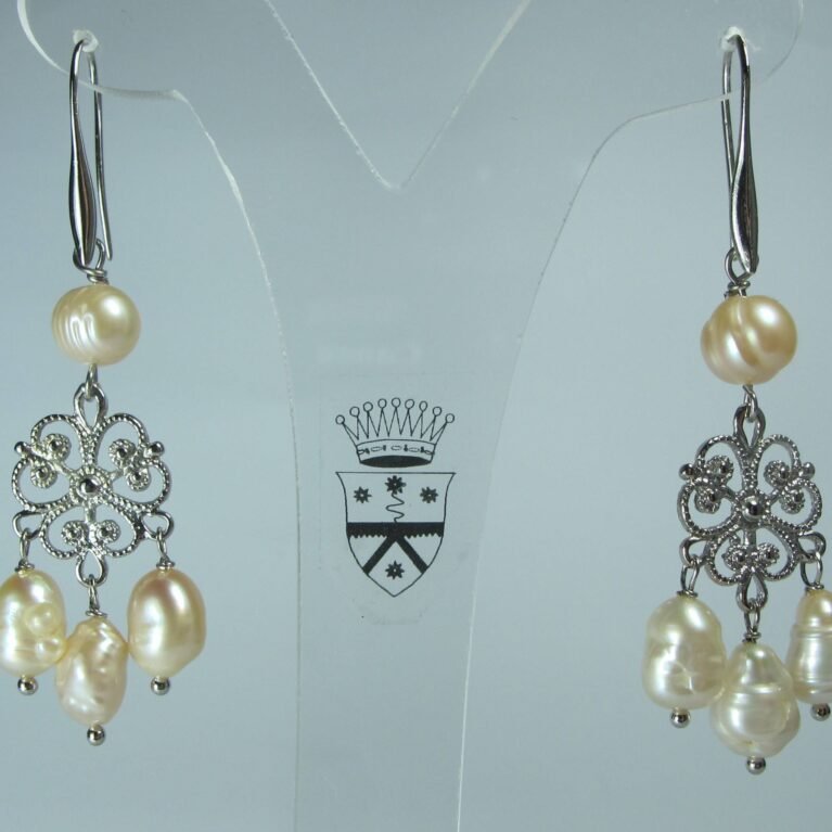 Chandelier earrings with pearls