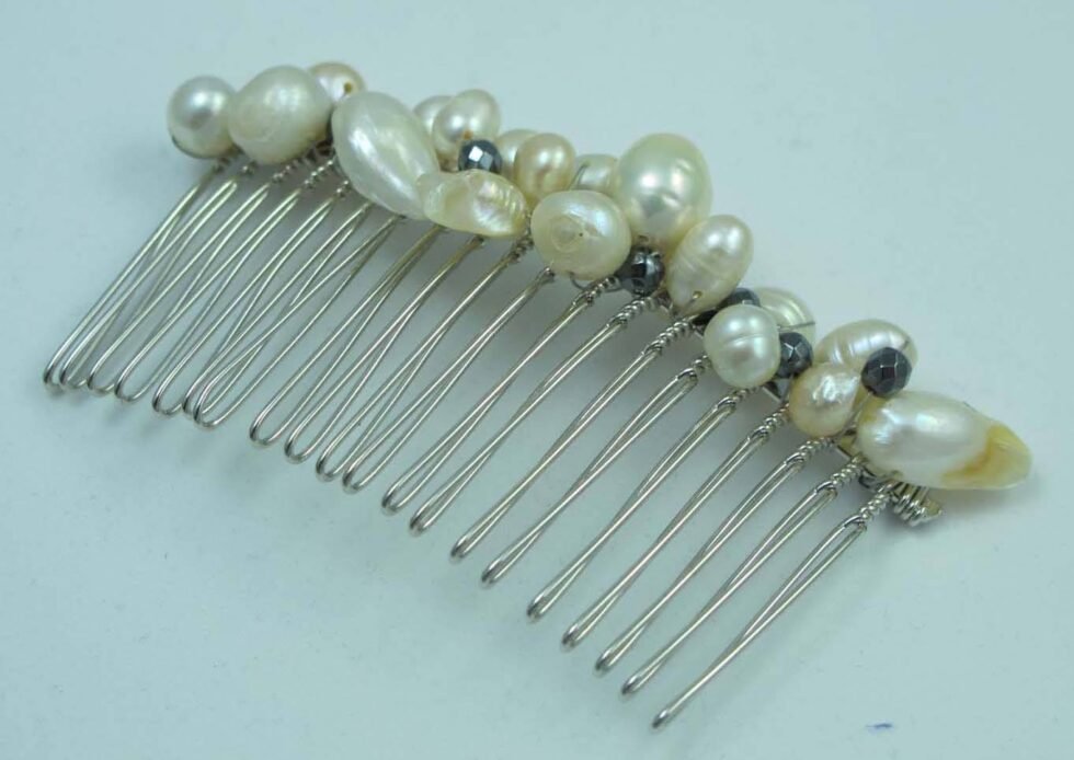 Hair clip with pearls and hematite
