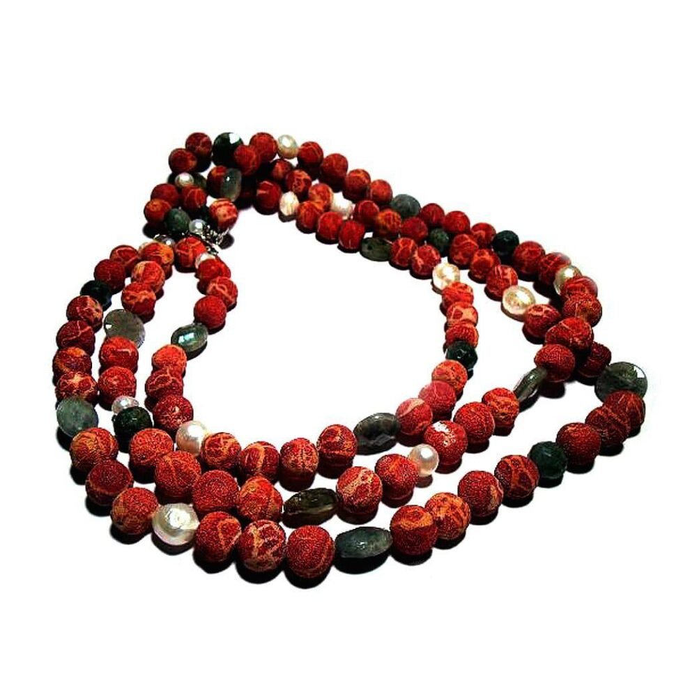 Three strands necklace with madrepora, pearls and labradorite