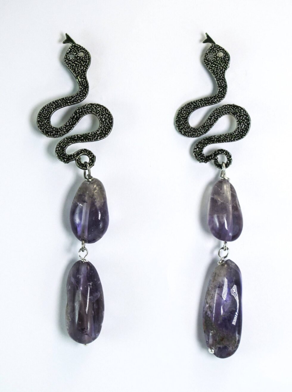 Earrings with enamelled snake and amethyst