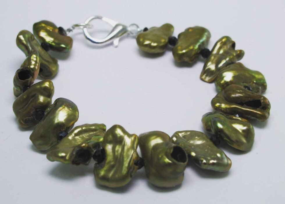Bracelet with green pearls and onyx